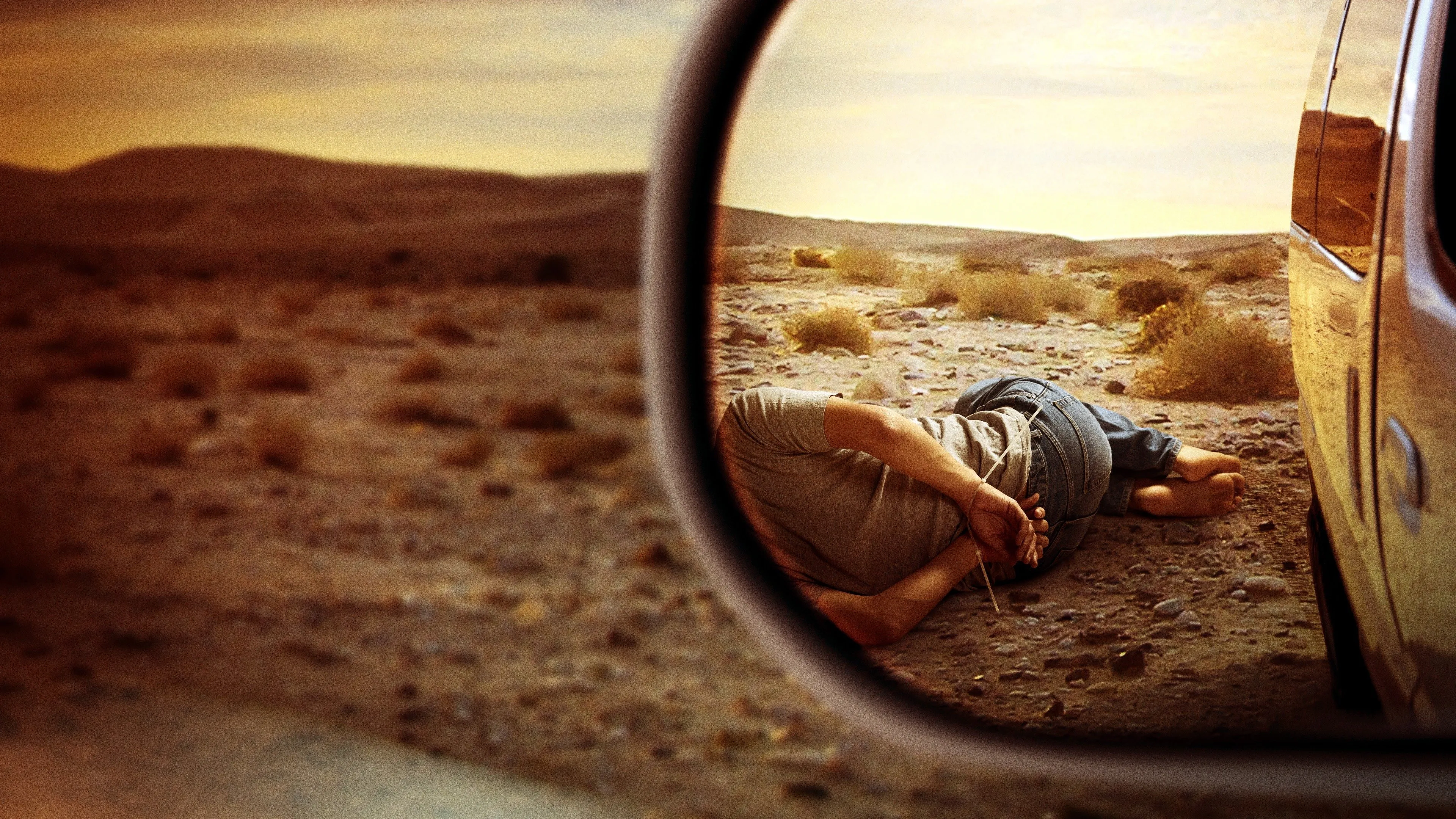 Background Caçada no Deserto: O Caso Adam Nayeri
