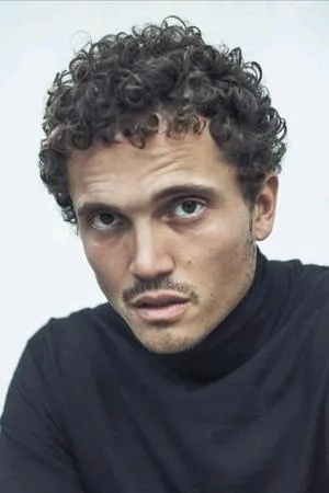 pessoa Karl Glusman