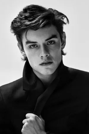 pessoa Louis Partridge