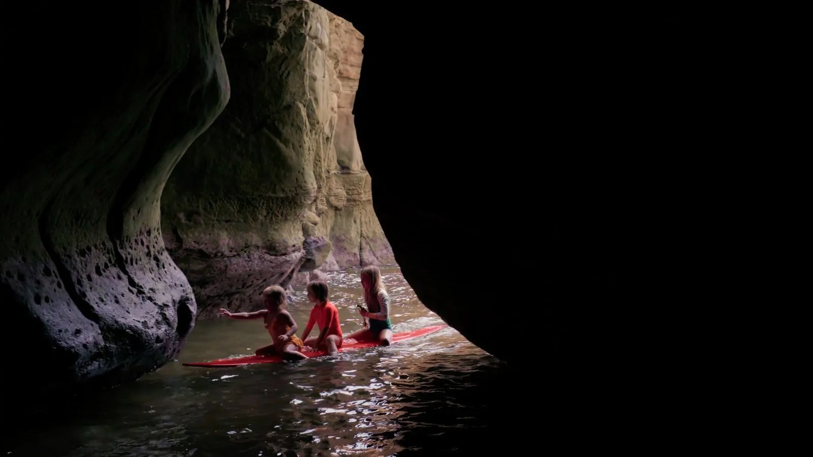Filme The Island of Lost Girls Imagem Do Filme The Island of Lost Girls